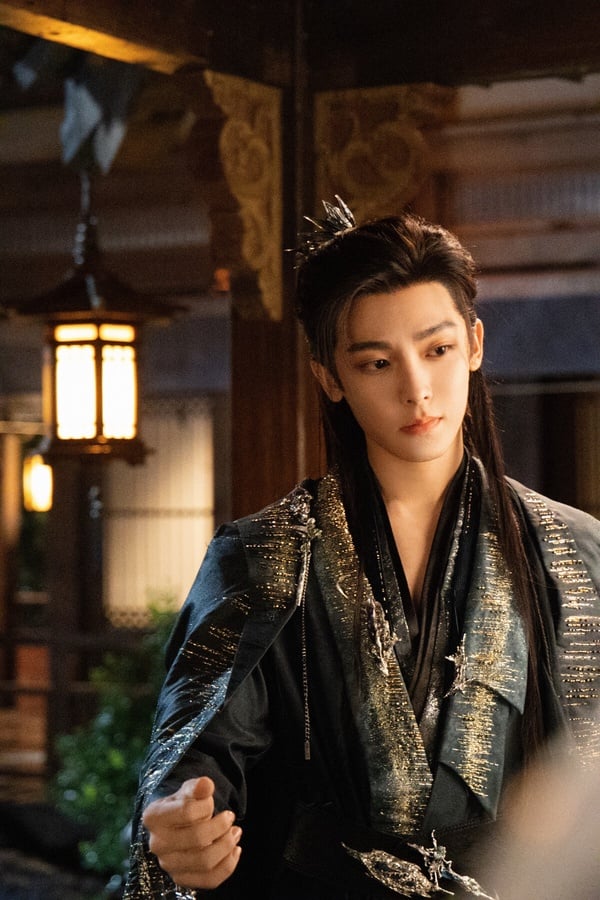 侯明昊是近年人氣快速上漲的古裝美男，他出道多年，但早年他大多演時裝劇，直到近年《護心》、《入青雲》開始，侯明昊的古裝才漸漸被注意到。侯明昊的顏值網友普遍都是認可的，他屬於濃顏的長相，五官精緻搶眼，英氣中帶了點秀氣，古裝可塑性很高。