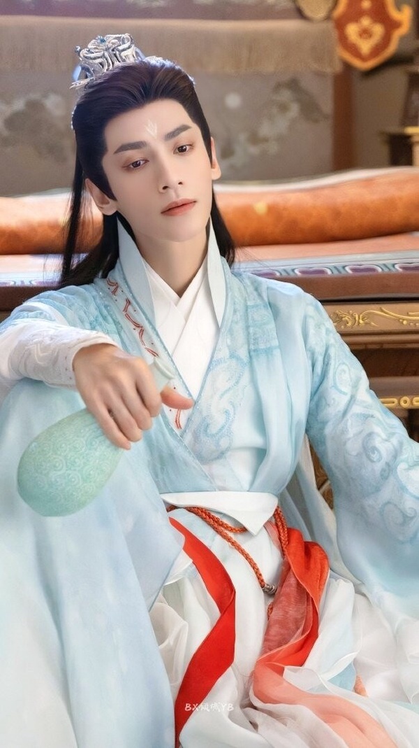 羅雲熙是很多人心中的古裝美男代表，他也常常被說穿古裝比時裝更有記憶點，羅雲熙身材偏嬌小，穿時裝比較不顯眼，但換上古裝卻是完全另一種感覺，可颯可仙可帥可美，特別適合飄逸的長髮。