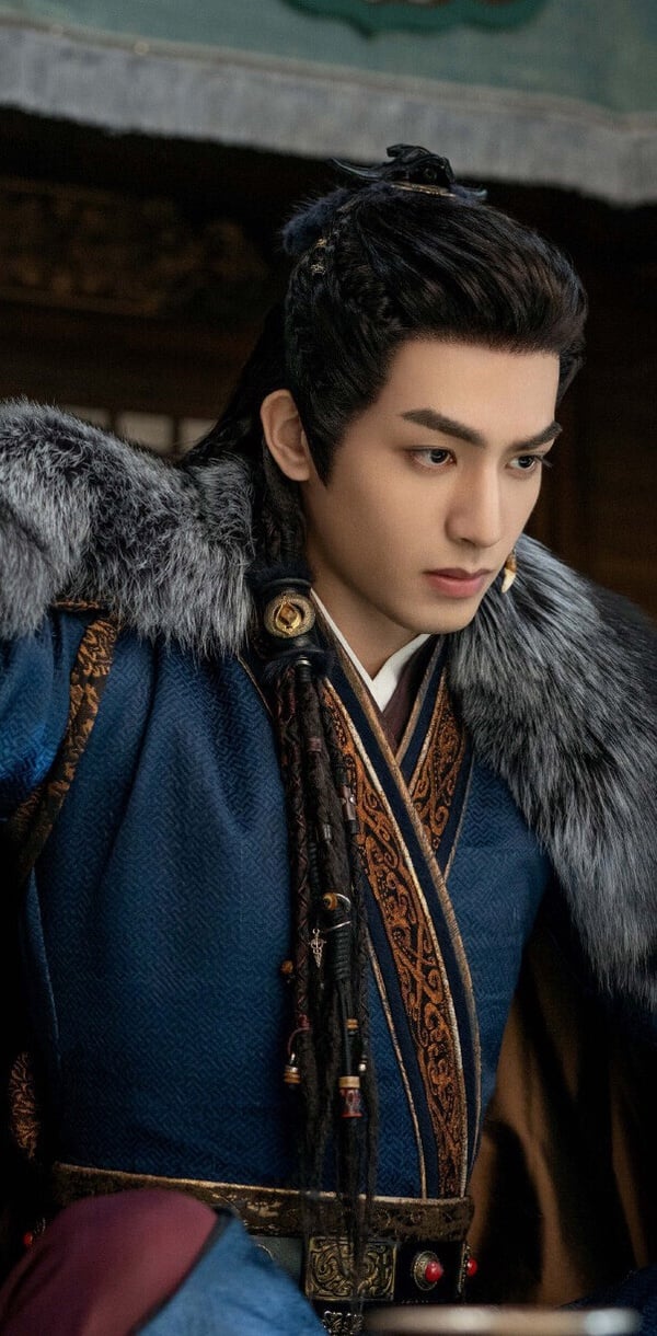 近年宋威龍主演《相思令》、《韶華若錦》等古裝劇，造型評價就不錯！尤其是《相思令》異域的古裝扮相，就很適合濃眉大眼的宋威龍。