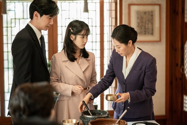 網批《21世紀大君夫人》IU&amp;邊佑錫火花不足？IU歷代韓劇CP！《步步》經典，這對意外搭