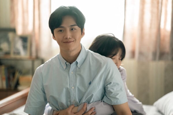 網批《21世紀大君夫人》IU&amp;邊佑錫火花不足？IU歷代韓劇CP！《步步》經典，這對意外搭