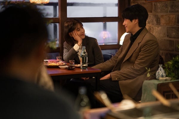 網批《21世紀大君夫人》IU&amp;邊佑錫火花不足？IU歷代韓劇CP！《步步》經典，這對意外搭