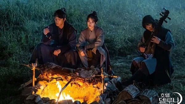 網批《21世紀大君夫人》IU&amp;邊佑錫火花不足？IU歷代韓劇CP！《步步》經典，這對意外搭