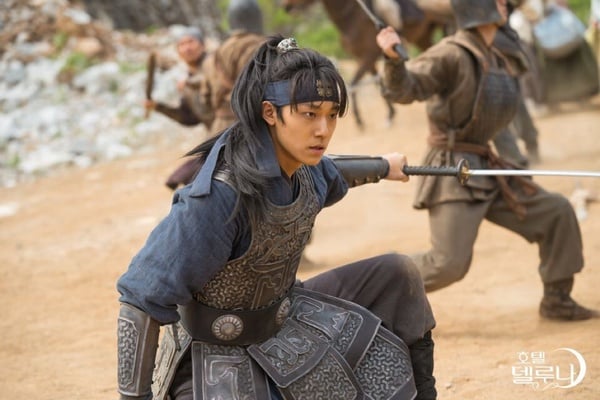 網批《21世紀大君夫人》IU&amp;邊佑錫火花不足？IU歷代韓劇CP！《步步》經典，這對意外搭