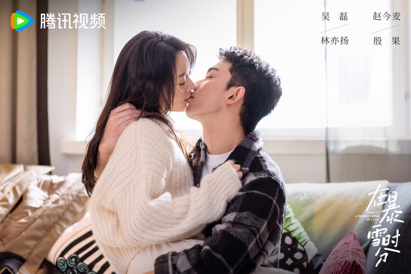 吳磊、趙今麥主演的甜寵劇《在暴雪時分》也是顏控必看！超養眼的CP，加上又是墨寶非寶的小說改編，播出前衝出了高期待。而《在暴雪時分》質感沒讓大家失望，劇組特意到芬蘭拍攝，還原了小說中的暴雪場景，拍得相當用心，但劇情就比較平淡一點。