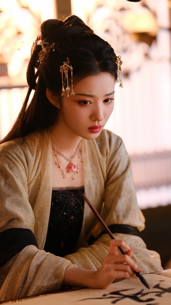 《成何體統》是2026大受好評的下飯劇，走沙雕風格，男女主角雙穿越，第一集就確立了合作關係，劇情毫不拖沓！《成何體統》設定滿有趣，氛圍輕鬆歡快，有很多現代用語的笑料，王楚然、丞磊適合角色，結局也沒爛尾，真的推薦追！