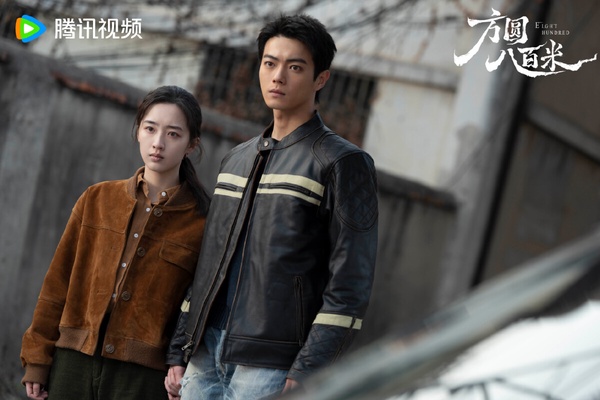 冠軍是許凱的《方圓八百米》！這是一部年代懸疑劇，講述1990年代末豐陽小鎮礦區，一具無名女屍的出現，打破了表面的平靜，小鎮內的違禁藥品販賣網路也隨之浮出水面。員警陳紅兵緊跟線索，卻步步逼近親生兒子陳輝。在方圓八百米的小天地裡，父子間的對抗、職責與親情的糾結，讓這個家庭面臨善惡的考驗。