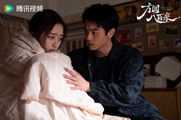 冠軍是許凱的《方圓八百米》！這是一部年代懸疑劇，講述1990年代末豐陽小鎮礦區，一具無名女屍的出現，打破了表面的平靜，小鎮內的違禁藥品販賣網路也隨之浮出水面。員警陳紅兵緊跟線索，卻步步逼近親生兒子陳輝。在方圓八百米的小天地裡，父子間的對抗、職責與親情的糾結，讓這個家庭面臨善惡的考驗。
