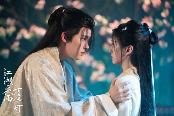 《江湖夜雨十年燈》原著知名度很高，作者是關心則亂，也就是《知否》及《星漢燦爛》小說作者，不過《江湖夜雨十年燈》改編評價很差。小說其實蠻有亮點，人設很有張力，然而劇版拍出來卻沒有太多有效劇情，節奏拖沓緩慢，不會像《星漢燦爛》讓人想一集集追，也沒有《知否》那樣值得細品的故事張力，讓原著書迷失望。