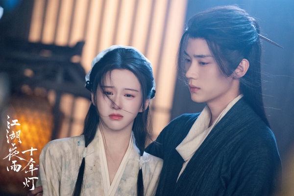《江湖夜雨十年燈》原著知名度很高，作者是關心則亂，也就是《知否》及《星漢燦爛》小說作者，不過《江湖夜雨十年燈》改編評價很差。小說其實蠻有亮點，人設很有張力，然而劇版拍出來卻沒有太多有效劇情，節奏拖沓緩慢，不會像《星漢燦爛》讓人想一集集追，也沒有《知否》那樣值得細品的故事張力，讓原著書迷失望。