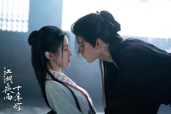 《江湖夜雨十年燈》原著知名度很高，作者是關心則亂，也就是《知否》及《星漢燦爛》小說作者，不過《江湖夜雨十年燈》改編評價很差。小說其實蠻有亮點，人設很有張力，然而劇版拍出來卻沒有太多有效劇情，節奏拖沓緩慢，不會像《星漢燦爛》讓人想一集集追，也沒有《知否》那樣值得細品的故事張力，讓原著書迷失望。