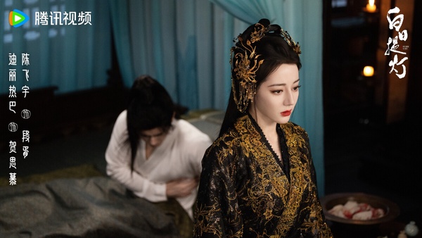 迪麗熱巴的《白日提燈》第四名！《白日提燈》是大製作古裝劇，本來有高期待，但播出後評價普普。劇情講述鬼王賀思慕，覓食時意外遇見了小將軍段胥。攜帶著她故人之物的這個小將軍，似乎並非真正的段胥？兩人你來我往互相試探，以愛意抵抗時間洪流。