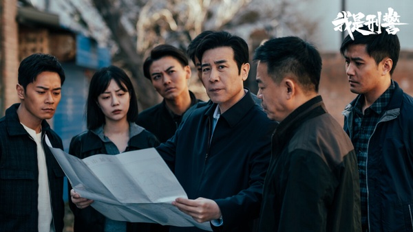 《我是刑警》是2024口碑很好的懸疑刑偵劇，講述了秦川從警官學校畢業回到家鄉，成為派出所民警。偶然的機會，秦川制服了要製造爆炸事件的歹徒，接著一步步破獲案件，成為優秀刑警的故事。