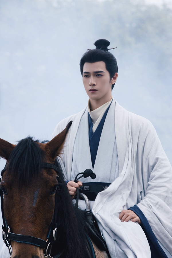 李昀銳是憑藉《九重紫》竄紅的古裝美男，他性張力也很強！李昀銳在《九重紫》飾演少年將軍宋墨，不同於其他粗曠霸道的少年將軍，李昀銳長相溫文儒雅，不笑的時候很斯文，笑起來又有種甜甜的感覺。但李昀銳眼神其實特別會放電，難得的是還完全不油膩。
