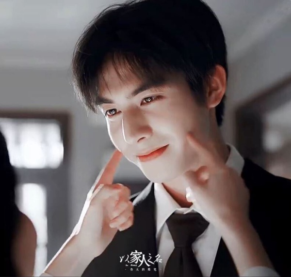 宋威龍也落在後排。宋威龍性張力很強啊！他是那種眼神超級會放電的男星！他最經典的作品是《下一站是幸福》、《以家人之名》，一個是年下實習生，一個是成熟溫柔的牙醫哥哥，這兩部劇裡他都蘇到不行。特別是《以家人之名》穿上白襯衫、醫師袍，宋威龍其實也沒做什麼，但光是站在那就性張力拉滿！