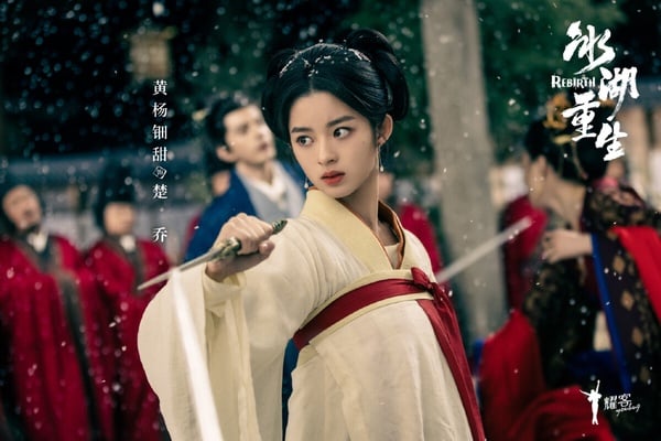 《冰湖重生》是趙麗穎《楚喬傳》的續集，當年《楚喬傳》大爛尾，結局拍了一半就沒下文。N年後終於拍了下半部，不過主演和製作團隊都換人了。《冰湖重生》開播後評價不太好，趙麗穎、林更新、竇驍的表演太印象深刻，《冰湖重生》被認為沒有超越原版，口碑和熱度都不佳。