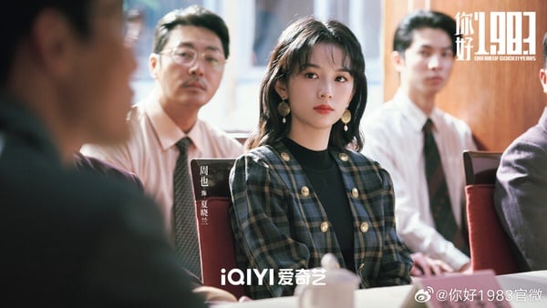 《你好1983》很推薦追！這是一部年代爽劇，改編小說《重生八零：媳婦有點辣》。講述現代女性夏曉蘭意外穿越到1983年，變成18歲農村女孩，通過努力考上大學，從賣鴨蛋、油餅起步創業，逐步涉足服裝倒賣與房地產領域。在商海拼搏過程中，她破除謠言實現逆襲，也遇到真愛的故事。