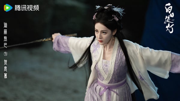 《白日提燈》是迪麗熱巴主演的古裝大劇，搭檔新生代男星陳飛宇。《白日提燈》是少女惡鬼和人類將軍的故事，講述鬼王賀思慕，覓食時意外遇見了小將軍段胥。攜帶著她故人之物的這個小將軍，似乎並非真正的段胥？兩人你來我往互相試探，以愛意抵抗時間洪流。