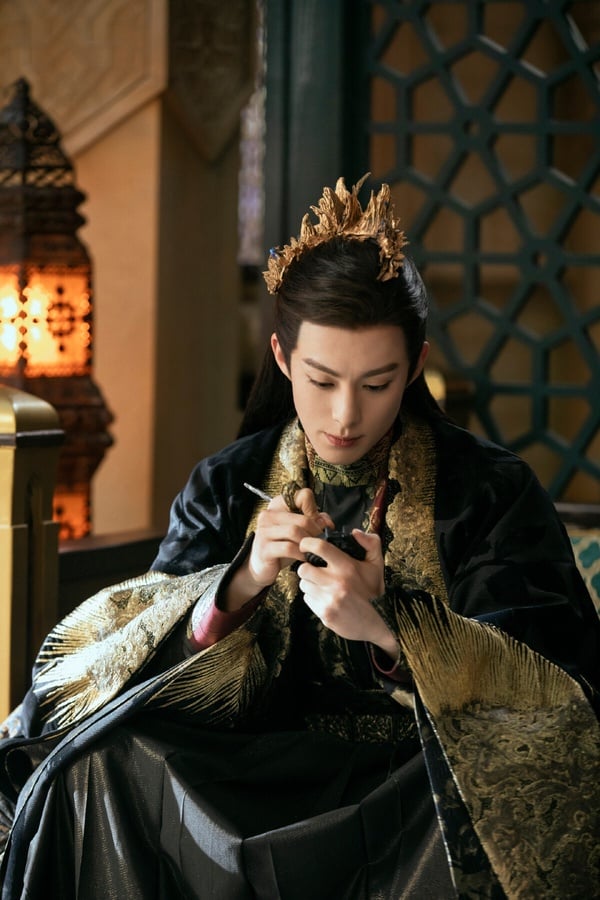 王鶴棣憑藉《蒼蘭訣》爆火，自此擠進了95生中的最前段班。王鶴棣主演的陸劇中，《理智派生活》有7.0分，《蒼蘭訣》更衝上了8.2分，一面倒好評！其實王鶴棣早年因為《遇龍》演技、古裝扮相被吐槽得很慘，沒想到《蒼蘭訣》一舉讓王鶴棣扭轉負評。