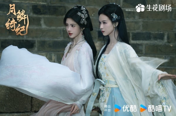 《月鱗綺紀》由郭敬明指導，這部劇有很多俊男美女呢！鞠婧禕和陳都靈飾演一對性格迥異的九尾狐姐妹花，演員之間化學反應不錯。不過郭敬明的劇一向評價兩極，《月鱗綺紀》依然有《大夢歸離》、《雲之羽》同款的深沉陰暗。喜歡的人因為演員陣容追得很開心，不喜歡的人就認為劇情節奏稀碎、不知所云。