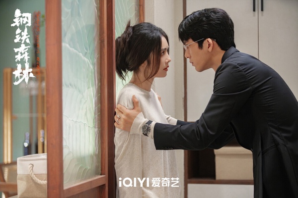 《鋼鐵森林》熱度不高，但追過的人都淪陷。故事講述一具女屍牽出「817懸案」的全新線索，犯罪心理學教授江寒聲空降專案組，令刑偵女警周瑾震驚，她的閃婚丈夫竟曾是省廳幹警，調查矛頭直指她青梅竹馬的初戀蔣誠。因塵封舊案被困人生低谷的三人再次糾葛……