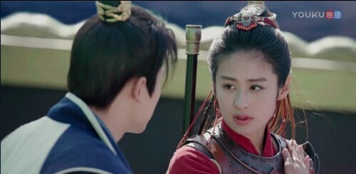 不過大家知道《古劍奇譚》還拍了第二部嗎？這個故事改編自同名系列遊戲，第二部是全新故事、全新角色，找來李治廷、穎兒主演。《古劍奇譚2》演員沒有第一部名氣高，選角到製作也被遊戲粉瘋狂吐槽，整體就是一部粗製濫造的續作，評價低，熱度也低。
