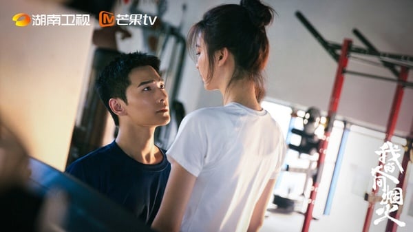 《我的人間煙火》是楊洋在《你是我的榮耀》後又一部甜寵劇，依然很火，只是開播後爭議不斷。不討喜的角色設定讓楊洋、王楚然口碑大崩塌，《我的人間煙火》評分相當慘，開分時還有4分，如今已經跌到剩2.7分，是當年度最低分的陸劇。