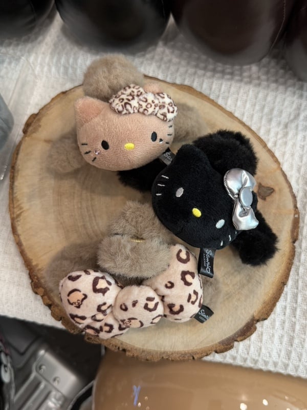 辣妹駕到！7-11「長腿KITTY」集點：70cm絨毛玩偶、絨毛吊飾盲盒、飲料杯套等55款看這