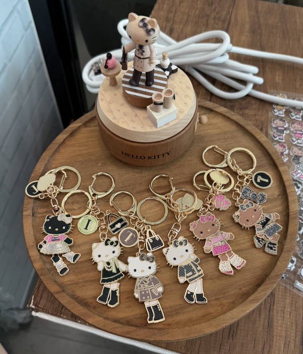 辣妹駕到！7-11「長腿KITTY」集點：70cm絨毛玩偶、絨毛吊飾盲盒、飲料杯套等55款看這