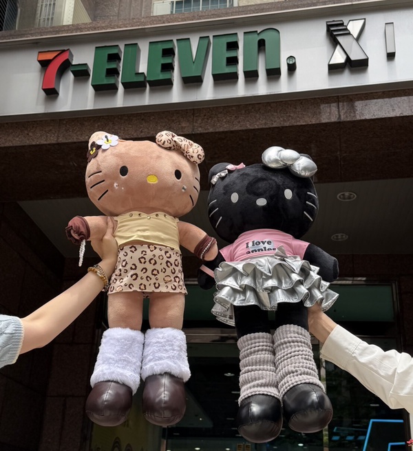 辣妹駕到！7-11「長腿KITTY」集點：70cm絨毛玩偶、絨毛吊飾盲盒、飲料杯套等55款看這