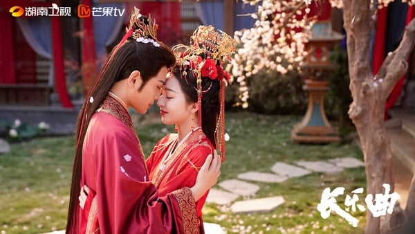 《長樂曲》是2024年被大推的古裝小甜劇，劇情結合替嫁、先婚後愛和懸疑探案，講述顏府庶女顏幸擁有一身斷案本領，她考入刑部成為一名女官，然而因三姐逃婚，顏幸不得不替姐出嫁，和內衛府大閣領沈渡成婚。沈渡是個冷面修羅，剛開始對顏幸半點好臉色都沒有，後期兩人逐漸墜入愛河。