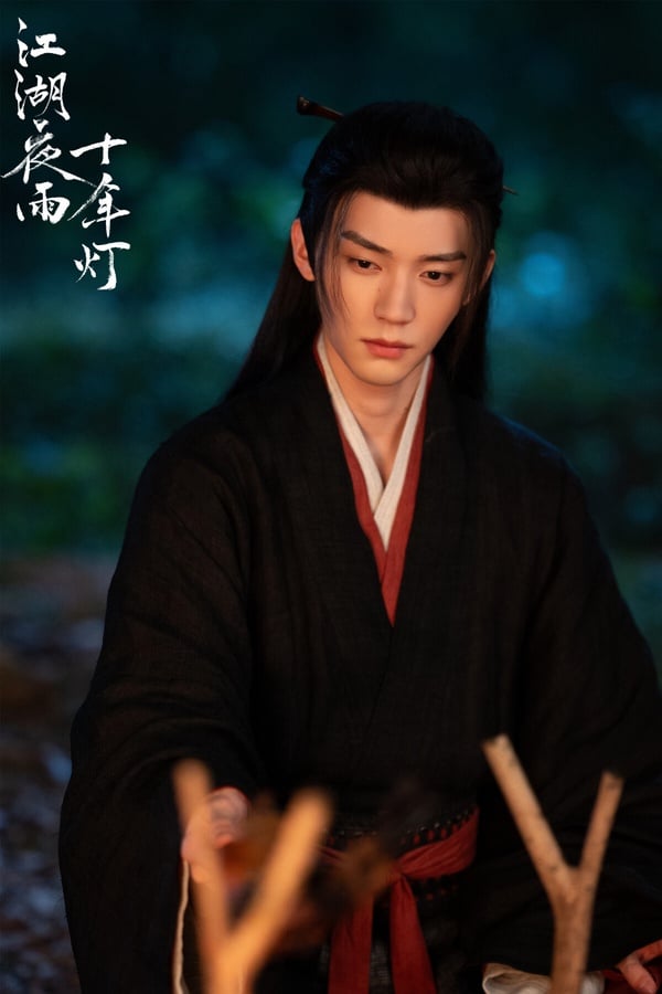 周翊然在《江湖夜雨十年燈》飾演的慕清晏也是個瘋批又黑暗的角色，慕清晏表面是離教少主，真實身份為常家堡滅門遺孤。為調查父親死因與離教秘辛，他化名「常寧」，潛伏青闕宗，期間結識蔡昭，最初相互利用，最終卻付出了真心。