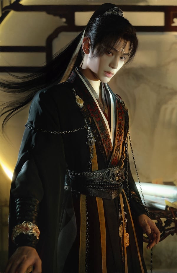 丁禹兮在《永夜星河》飾演的慕聲是一個病嬌腹黑男，他是小說《捉妖》裡的反派，結果凌妙妙穿進小說世界後，不得不肩負起攻略這個黑蓮花男二的任務！慕聲從小命運多舛，不被喜愛，因此養成了他偏執病嬌、愛吃醋的扭曲個性。本來他心中只有姐姐慕瑤，卻因為凌妙妙的到來而逐漸改變。