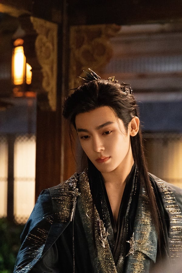 冠軍是侯明昊！侯明昊在《入青雲》有近乎黑化的名場面。《入青雲》他飾演的紀伯宰命運多舛，從小在奴隸場被虐待、被羞辱，被師父所救，師傅卻遇害。紀伯宰為此走上復仇道路，不少觀眾覺得這角色有股「陰濕男鬼味」，看似是個俊朗的風流少年，眼裡卻時不時會流露出陰鷙狠厲，很帶感！