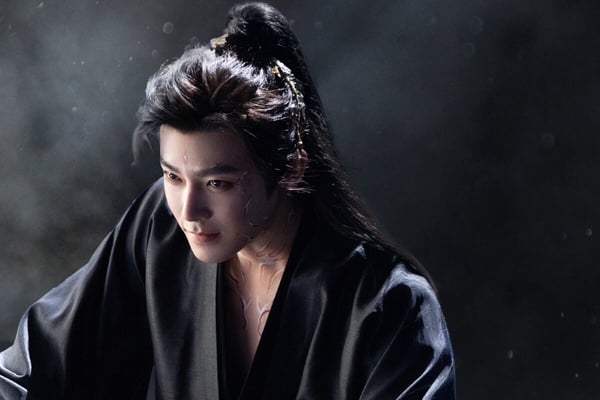冠軍是侯明昊！侯明昊在《入青雲》有近乎黑化的名場面。《入青雲》他飾演的紀伯宰命運多舛，從小在奴隸場被虐待、被羞辱，被師父所救，師傅卻遇害。紀伯宰為此走上復仇道路，不少觀眾覺得這角色有股「陰濕男鬼味」，看似是個俊朗的風流少年，眼裡卻時不時會流露出陰鷙狠厲，很帶感！