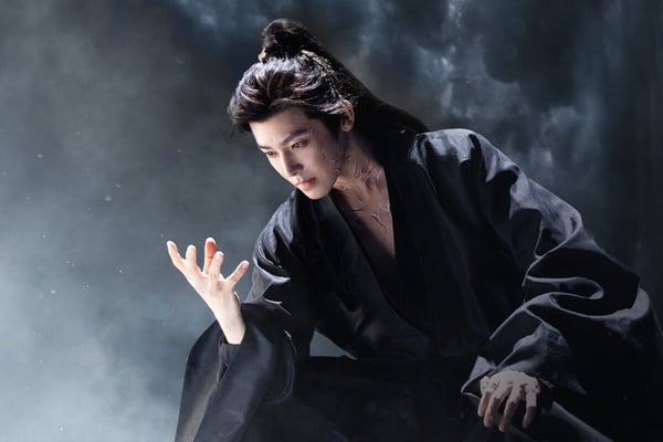 冠軍是侯明昊！侯明昊在《入青雲》有近乎黑化的名場面。《入青雲》他飾演的紀伯宰命運多舛，從小在奴隸場被虐待、被羞辱，被師父所救，師傅卻遇害。紀伯宰為此走上復仇道路，不少觀眾覺得這角色有股「陰濕男鬼味」，看似是個俊朗的風流少年，眼裡卻時不時會流露出陰鷙狠厲，很帶感！