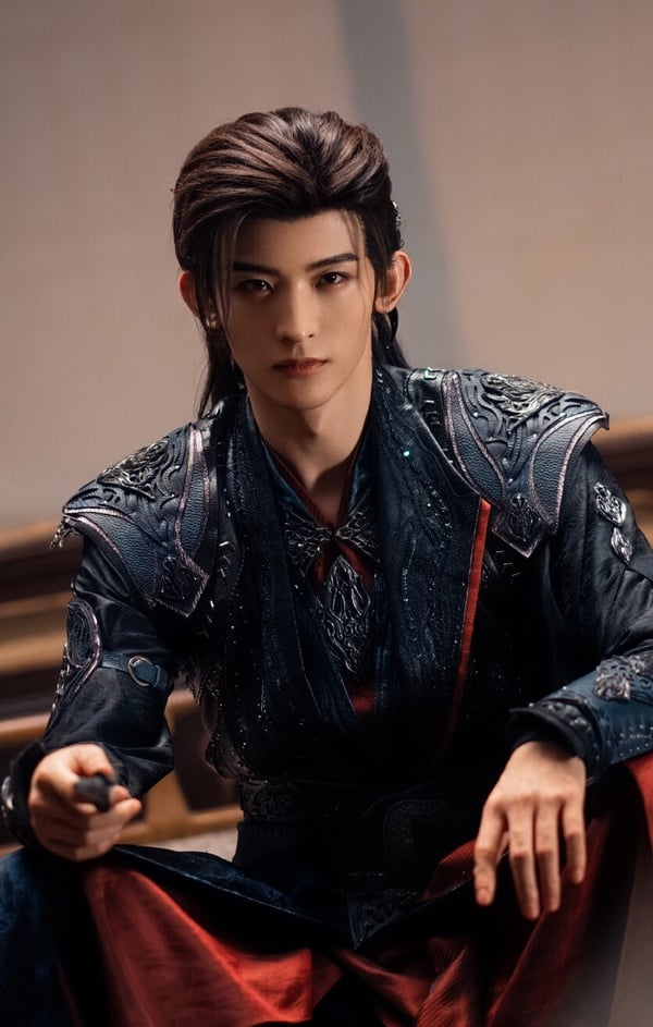 常華森真的很會演「陰濕男鬼型」的角色！他第一個出圈的角色是《一念關山》的李同光，從小不受人待見，唯有師傅是唯一的光。他愛師傅愛到近乎偏執，當時常華森就因為瘋批演技很到位，而小小出圈。