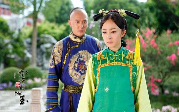 楊冪主演的《宮鎖心玉》也是經典爆劇！該劇結合了穿越與宮鬥兩大元素，和劉詩詩的《步步驚心》同年播出，將「穿越梗」帶向高峰。兩部劇都是當年度的爆款劇王，相同時代背景的穿越劇。整體來說《宮鎖心玉》爽度足，也是這部劇讓楊冪奠定收視女王的地位。