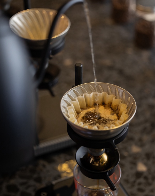 明星同款咖啡廳踩點！BTS 金泰亨代言COMPOSE COFFE、始源為了「這家」錯過飛機