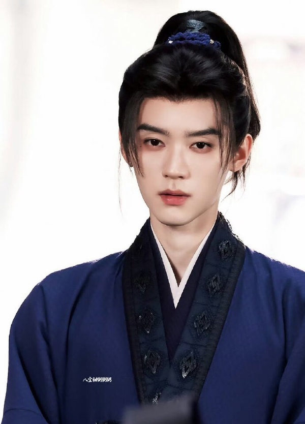 周翊然是以現偶劇《當我飛奔向你》火起來的男星，近年他也參演不少古裝劇，在待播新劇《翹楚》有許多少年感滿滿的高馬尾造型。而《翹楚》是期待度很高的古裝劇，周翊然合作陳都靈，目前《翹楚》釋出的路透都很好看。
