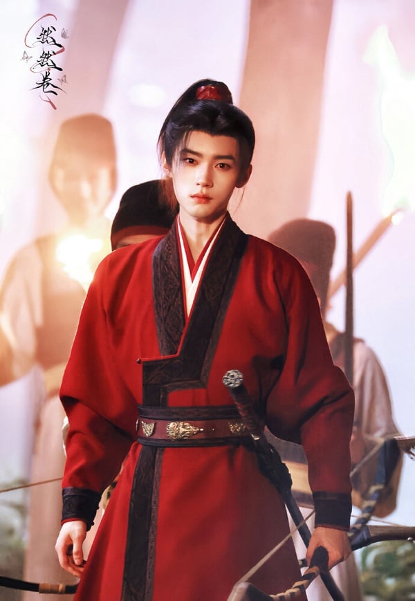 《翹楚》講述了將軍之女楚朝為改變自己成為犧牲品的命運，選擇主動應對。過程中，她與謝家庶子謝燕來相識，幫助謝燕來從禁軍小卒逐步成長為鎮國大將軍。周翊然飾演的就是小兵謝燕來，他很適合這種凸顯少年感的古裝造型耶！