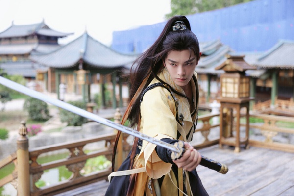 丁禹兮在《永夜星河》多半是高馬尾造型，他飾演的慕聲是個病嬌腹黑的少年，從小命運多舛，不被喜愛，因此養成了他偏執病嬌、愛吃醋的扭曲個性。直到凌妙妙穿進小說世界後，慕聲才一點一滴被她救贖。