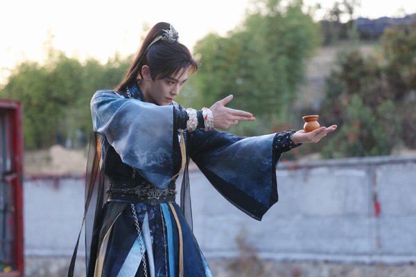 丁禹兮在《永夜星河》多半是高馬尾造型，他飾演的慕聲是個病嬌腹黑的少年，從小命運多舛，不被喜愛，因此養成了他偏執病嬌、愛吃醋的扭曲個性。直到凌妙妙穿進小說世界後，慕聲才一點一滴被她救贖。