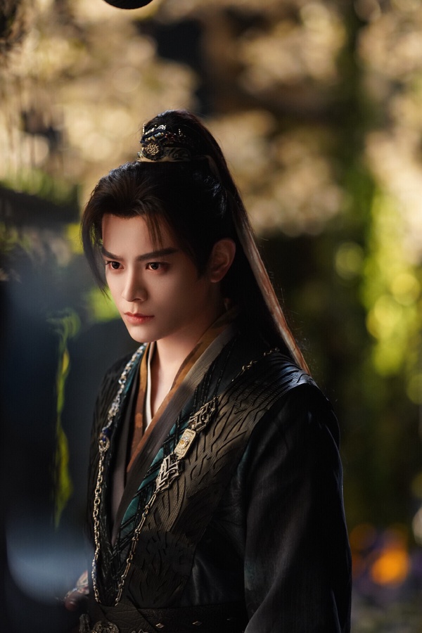 丁禹兮在《永夜星河》多半是高馬尾造型，他飾演的慕聲是個病嬌腹黑的少年，從小命運多舛，不被喜愛，因此養成了他偏執病嬌、愛吃醋的扭曲個性。直到凌妙妙穿進小說世界後，慕聲才一點一滴被她救贖。