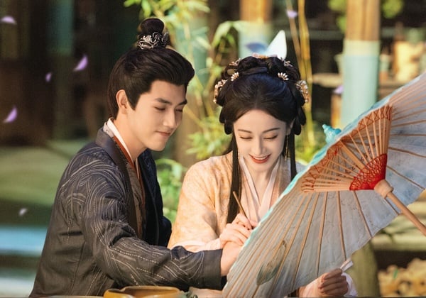 《白日提燈》的話題度全靠迪麗熱巴撐起，這是大製作古裝劇，本來有高期待，但播出後評價普普。劇情講述鬼王賀思慕，覓食時意外遇見了小將軍段胥。攜帶著她故人之物的這個小將軍，似乎並非真正的段胥？兩人你來我往互相試探，以愛意抵抗時間洪流。