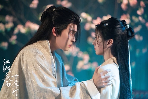 《江湖夜雨十年燈》原著知名度很高，作者是關心則亂，也就是《知否》及《星漢燦爛》小說作者，不過《江湖夜雨十年燈》沒有衝出《知否》、《星漢燦爛》那樣一面倒好評。劇版拍出來沒有太多有效劇情，不過因為周翊然、包上恩這對古裝神顏CP，《江湖夜雨十年燈》還是默默累積一批劇迷。