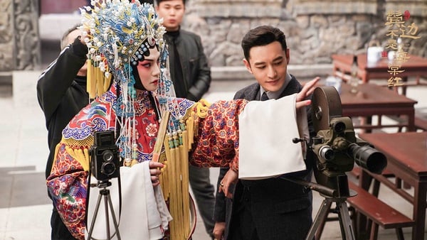 《鬢邊不是海棠紅》是《陳情令》後的耽美小說改編劇，因為有《陳情令》的成功，所以大家都拿高標準看待《鬢邊不是海棠紅》。而該劇定角黃曉明和尹正時，同樣被嫌到谷底，黃曉明的油膩霸總氣質讓人不敢看，尹正也不是傳統定義的帥哥。