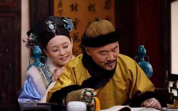 《甄嬛傳》改編自流瀲紫所著的同名小說，原著是架空歷史，並且更像是瑪莉蘇言情文，小說裡的皇帝可是個盛世美顏大帥哥呢！所以當時公布選角是陳建斌時，大家都覺得導演在開玩笑。