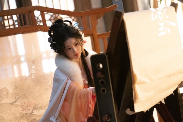 孔雪兒在《逐玉》的斗篷造型很讓人印象深刻！孔雪兒在劇中飾演強大聰慧的女商人「俞淺淺」，她和瘋批太子「齊旻」之間的愛恨糾葛讓觀眾看得很揪心，累積了一大票CP粉，人氣和討論度不輸男女主角。