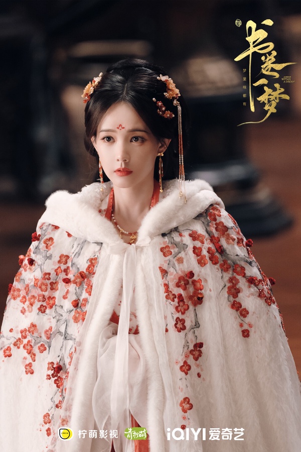李一桐在《書卷一夢》的斗篷造型很可愛！李一桐在劇中飾演一百八十線女演員「宋小魚」，是個鬼靈精怪的角色，穿書後為了嘗試改變自己的命運，陷入無限流循環的bug之中，上演近百種的不同「死法」。